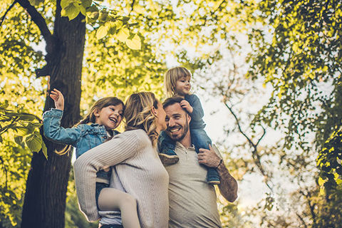 Familie im Wald